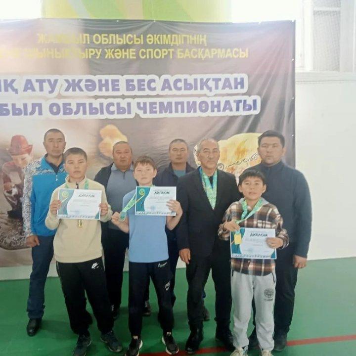 Асық ату және бес асықтан қатысқан оқушылар І орынды, ІІ орынды иеленд