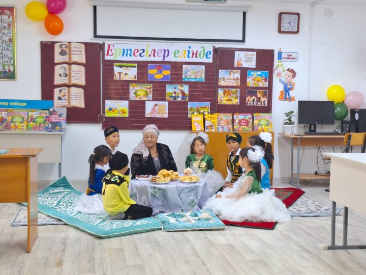 "Ертегілер елінде" тақырыбында әжелер ертегі айтып берді.