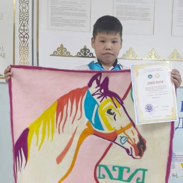 «Сұңкар» атты портретімен 2-орын иеленді.