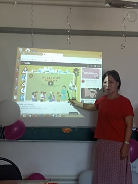 Жол қауіпсіздігі туралы түсіндірме жұмысын жүргізіп,түрлі ойындар ойнатты.